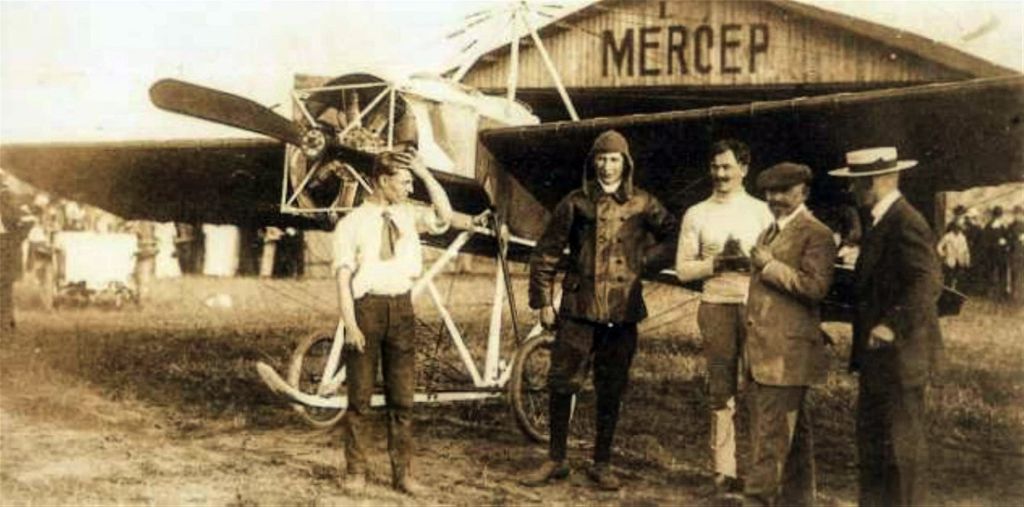 Radionica Merčep - Dragutin Novak (pilotska kapa i jakna), Jože Rusjan (bijeli pulover), Mihajlo Merčep (kapa) oko 1912. godine